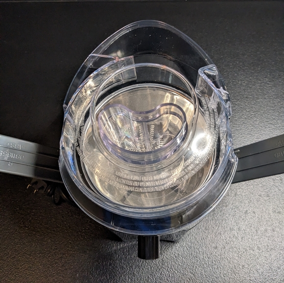 New 400 Watt Fruit And Vegetable Juice Extractor/Juicer, Compact Design, Black - Picture 11 of 12